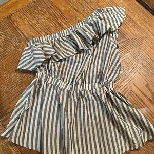 ANDREE BY UNIT Striped One-Shoulder Blouse in Black and White